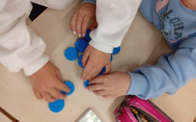 Talleres con tapones reciclados para fomentar la memoria del alumnado de los centros educativos de Petrer