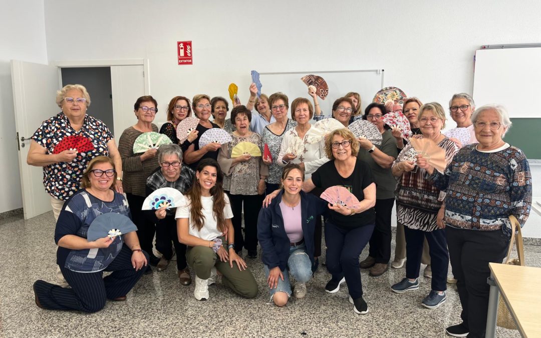 Abanicos sostenibles para concienciar sobre la importancia de reducir residuos y dar una segunda vida a elementos que se desechan
