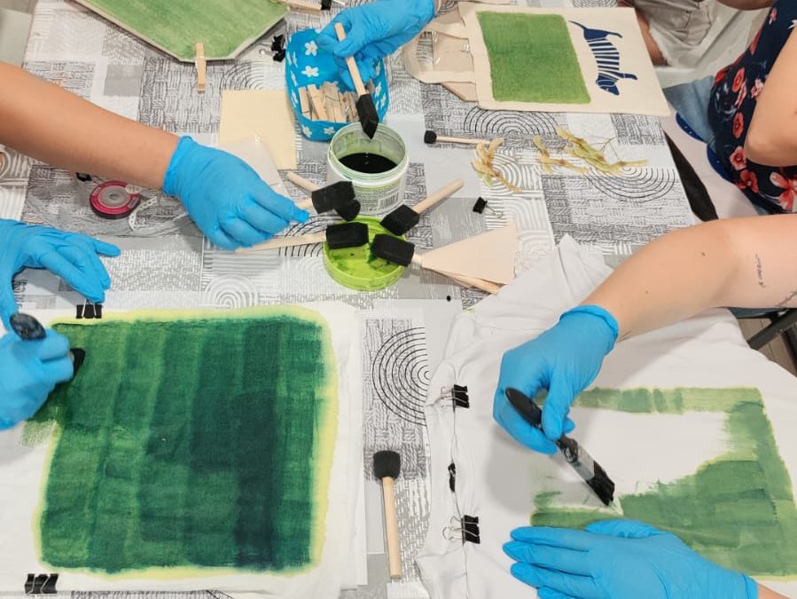 Talleres de cianotipia para jóvenes para dar una segunda vida a prendas y retales